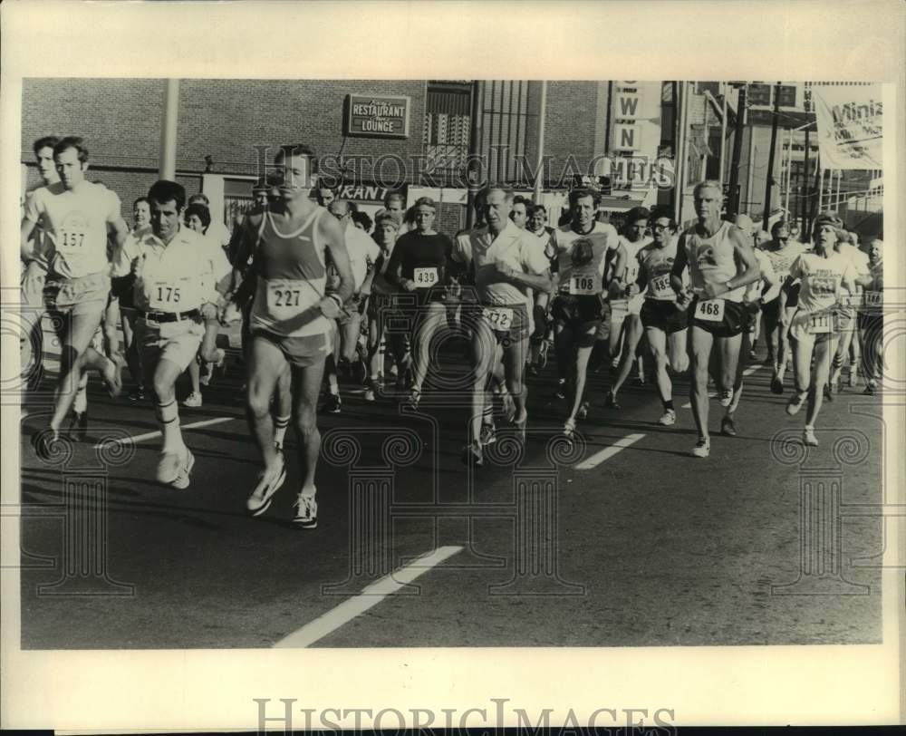 Press Photo George Sheehan and others run a mini marathon in Atlanta - sas18101- Historic Images