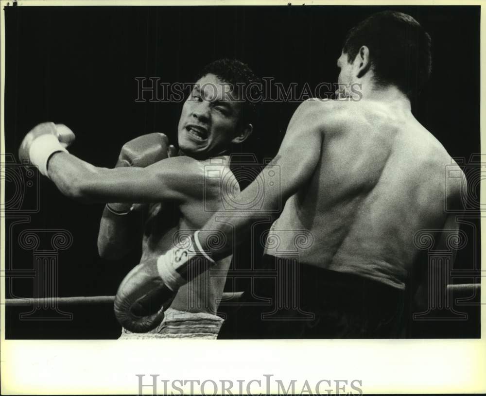 1986 Press Photo Boxers Aaron Lopez and Mike Ayala duirng a bout - sas18124- Historic Images