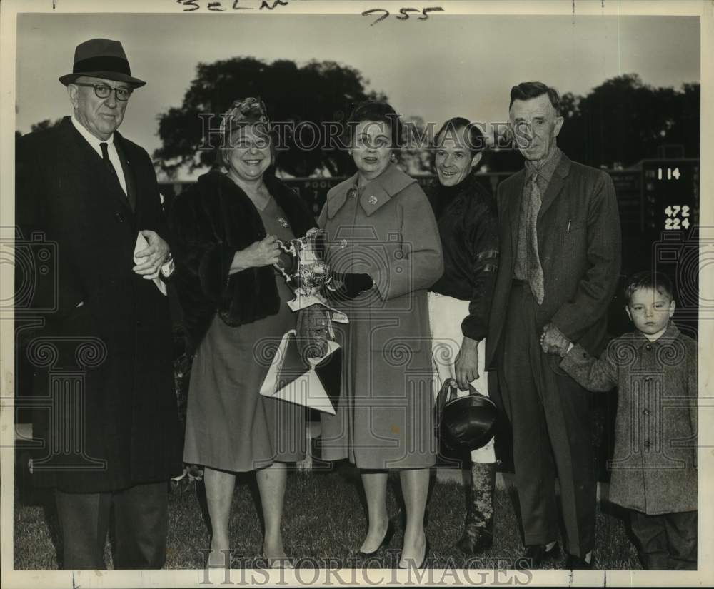 1964 Press Photo Horse racing owner Mrs. William Hinphy and colleagues- Historic Images