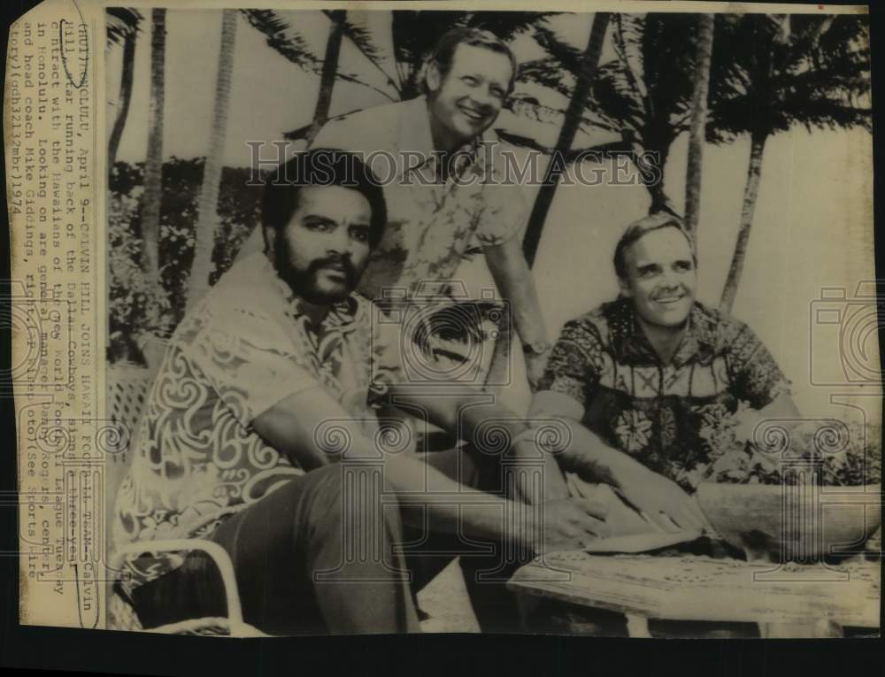 1974 Press Photo WFL Hawaiians football player Calvin Hill and team officials- Historic Images