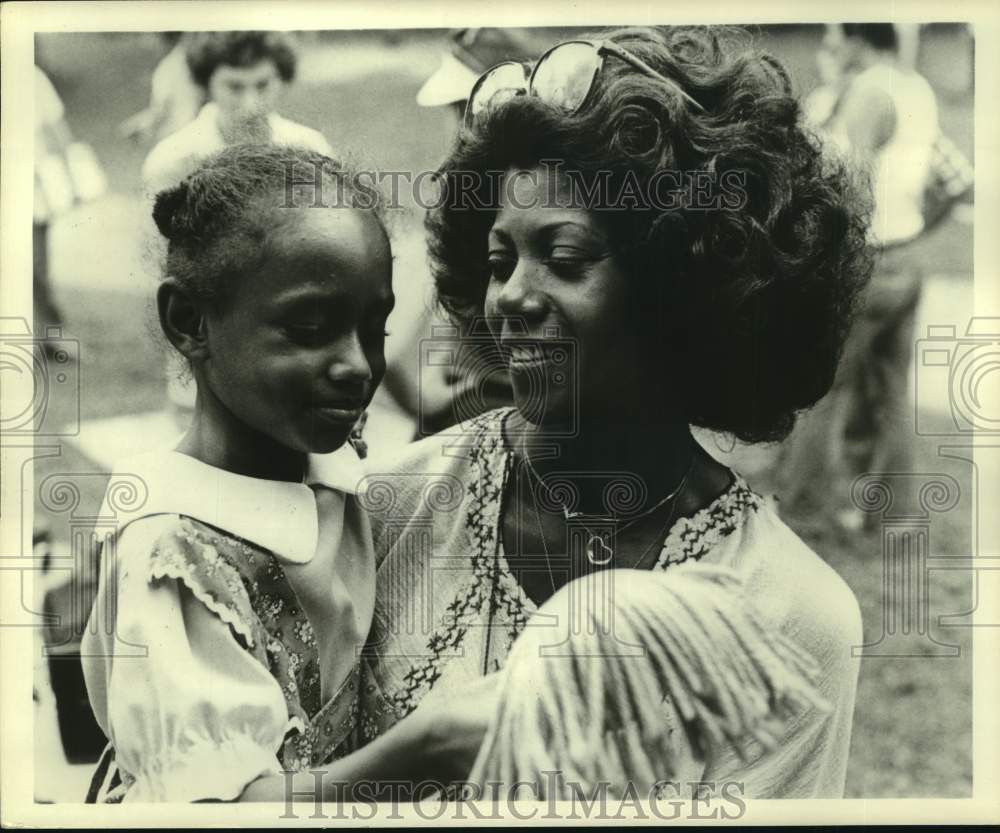 Press Photo Olympic track star Wilma Rudolph and child actress Piper Carter- Historic Images