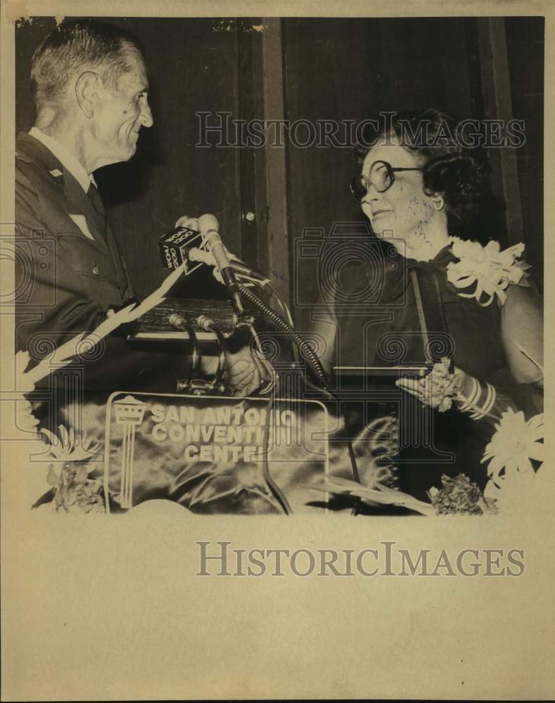 1981 Press Photo San Antonio Mayor Lila Cockrell and Benny Davis, USAF- Historic Images