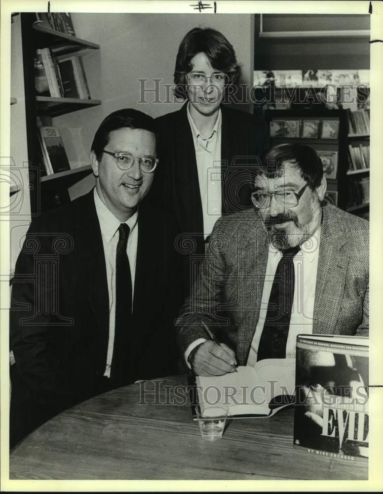 1989 Press Photo Author Mike Cochran and colleagues at book signing party- Historic Images