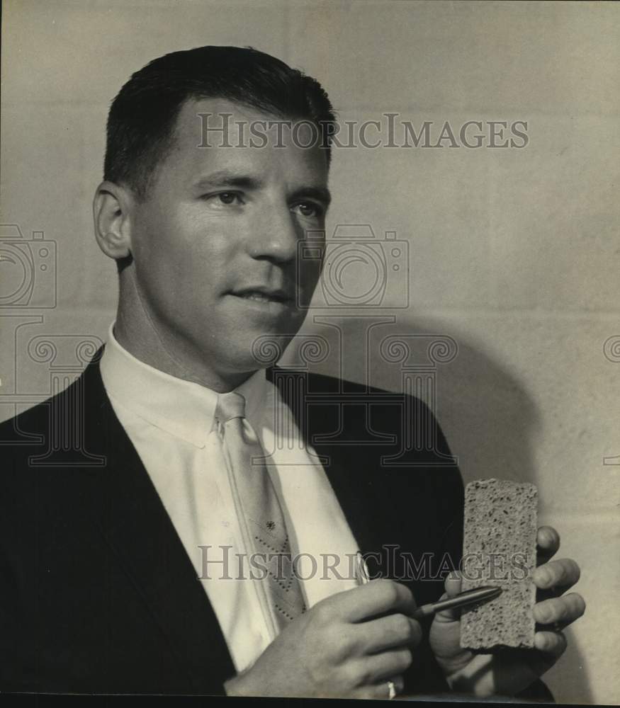 1967 Press Photo Engineer John Dale of Southwest Research Institute - sas18305