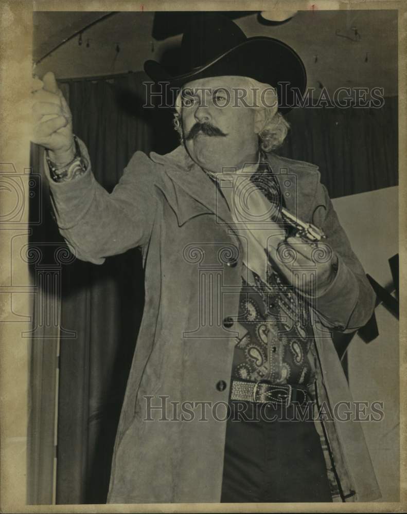 1977 Press Photo Bob Dale dressed in Old West garb - sas18308- Historic Images