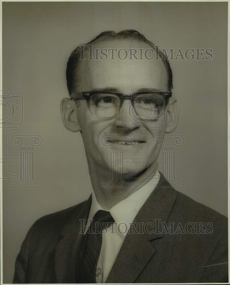 1965 Press Photo Stationary department manager Bill Casper of Sears - sas18331- Historic Images