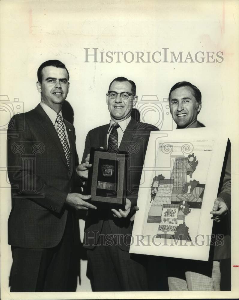 1971 Press Photo San Antonio Advertising Club members with award - sas18342- Historic Images