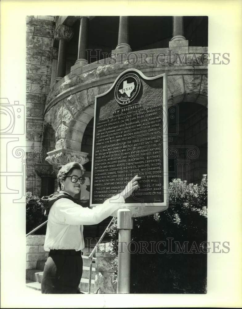 1989 Press Photo New Braunfels official April Coldsmith at Comal Co. Courthouse- Historic Images