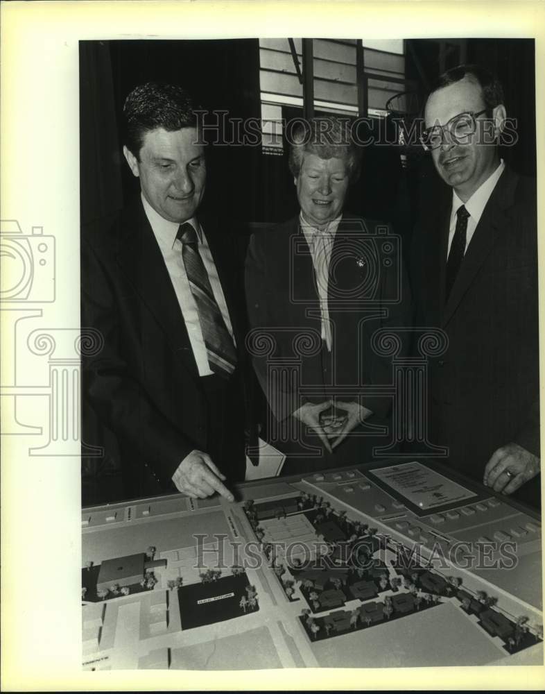 1985 Press Photo Holy Cross officials look at an architectural rendering- Historic Images