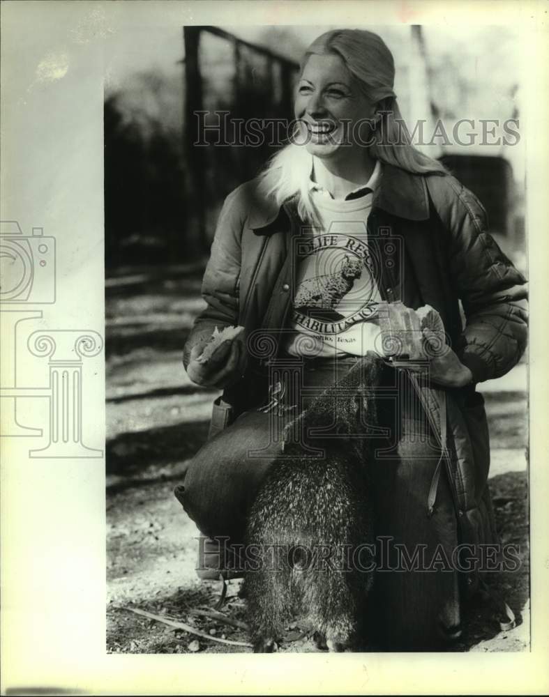 1983 Press Photo Lynn Cuny of Wildlife Rescue and Rehabilitation - sas18373- Historic Images