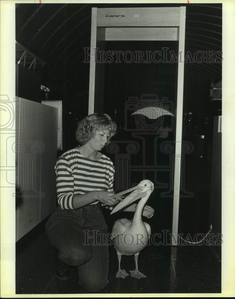 1987 Press Photo Lynn Cuny and a pelican at the San Antonio airport - sas18375- Historic Images