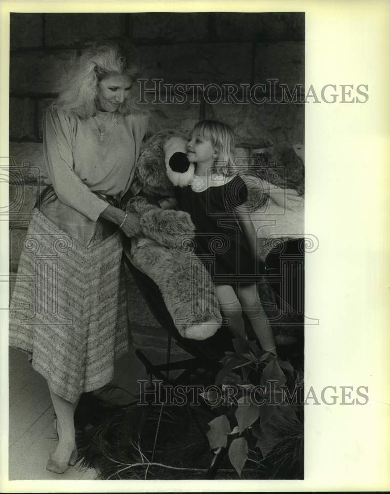 1985 Press Photo Marilyn Curtis and Dana Leonard, Junior Forum Christmas House- Historic Images