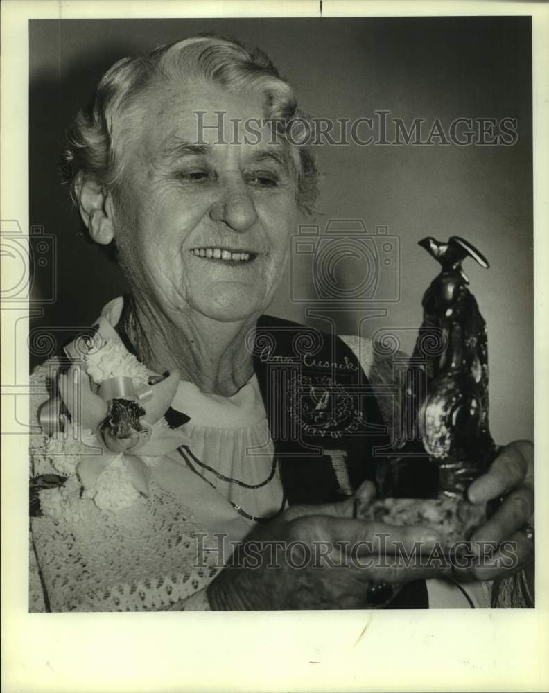 1983 Press Photo Ann Cusack with &quot;Irishman of the Year&quot; trophy - sas18395- Historic Images