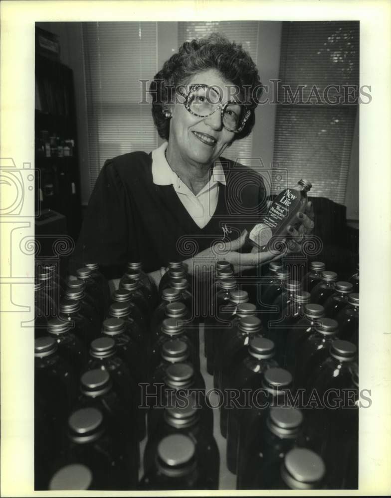 1990 Press Photo New Life furniture product maker Maxine Covert - sas18400- Historic Images