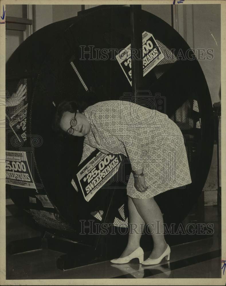 1975 Press Photo San Antonio mayor Lila Cockrell draws sweepstakes numbers- Historic Images