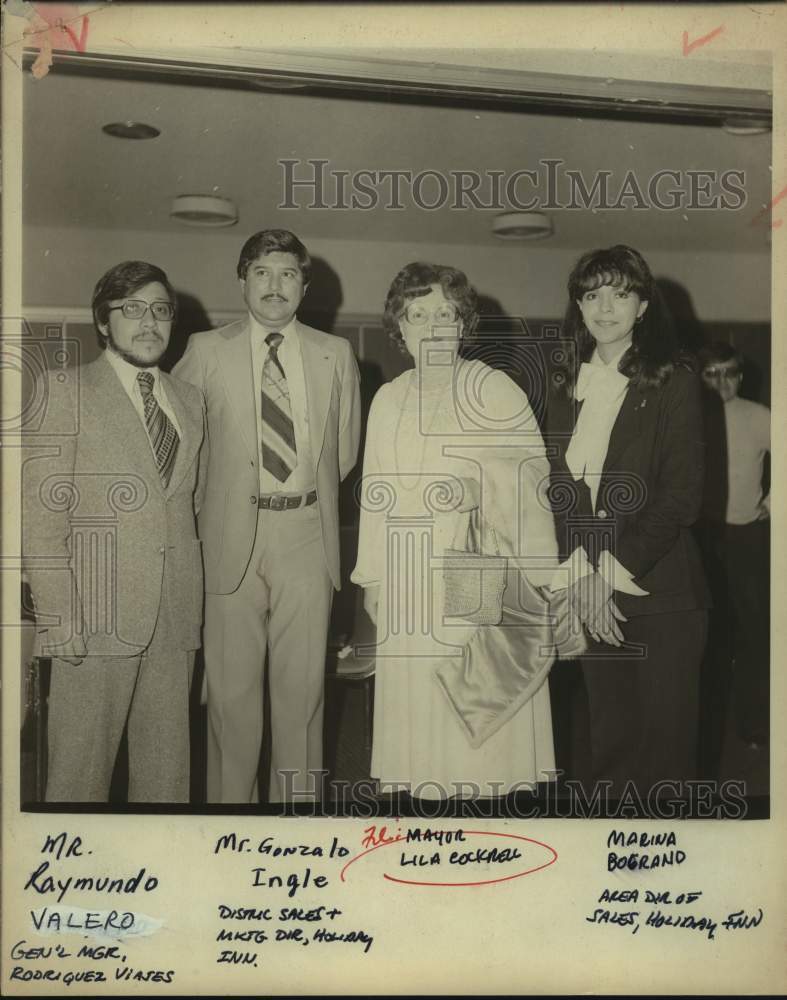 1977 Press Photo San Antonio mayor Lila Cockrell with Holiday Inn officials- Historic Images