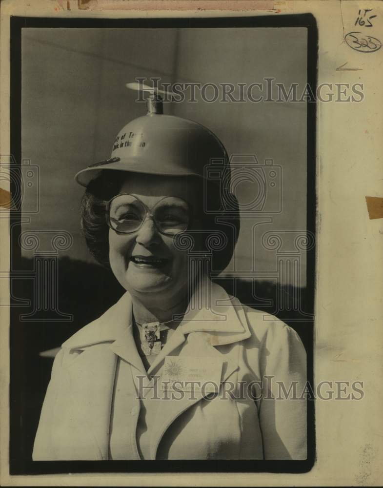 1977 Press Photo San Antonio mayor Lila Cockrell in solar beanie - sas18421- Historic Images