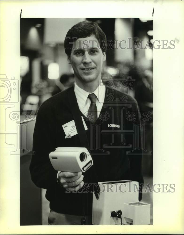 1986 Press Photo Standard Oil representative Steve De Sotter - sas18506- Historic Images