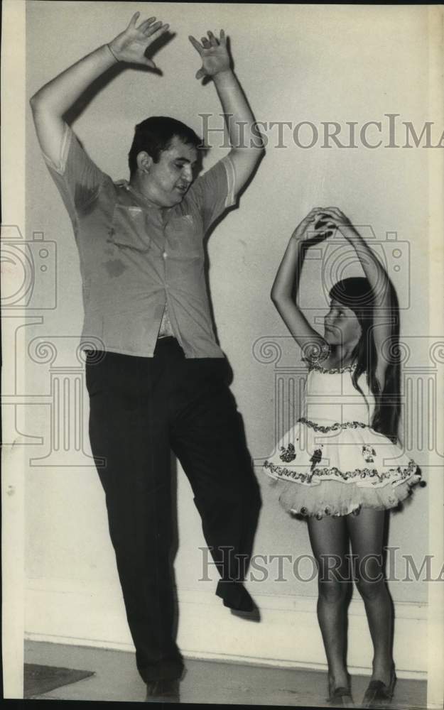 1967 Press Photo Flamenco dancer Antonio De Sevilla and child - sas18509- Historic Images