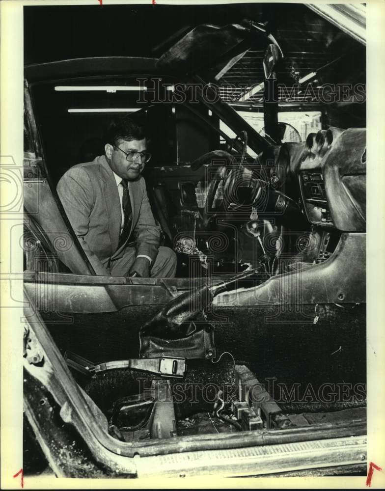 1984 Press Photo FBI agent Julan W. De La Rosa examines a suspect&#39;s car- Historic Images