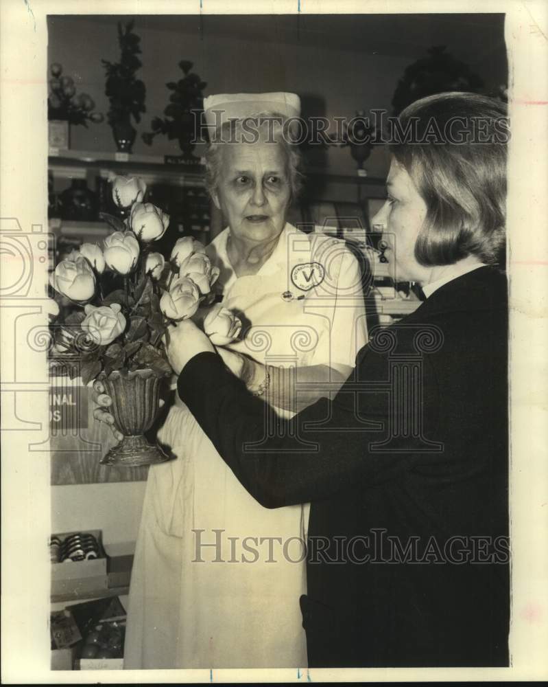 1974 Press Photo BMHS hospital volunteer Myrtle Mae Chandler with Delores Deal- Historic Images