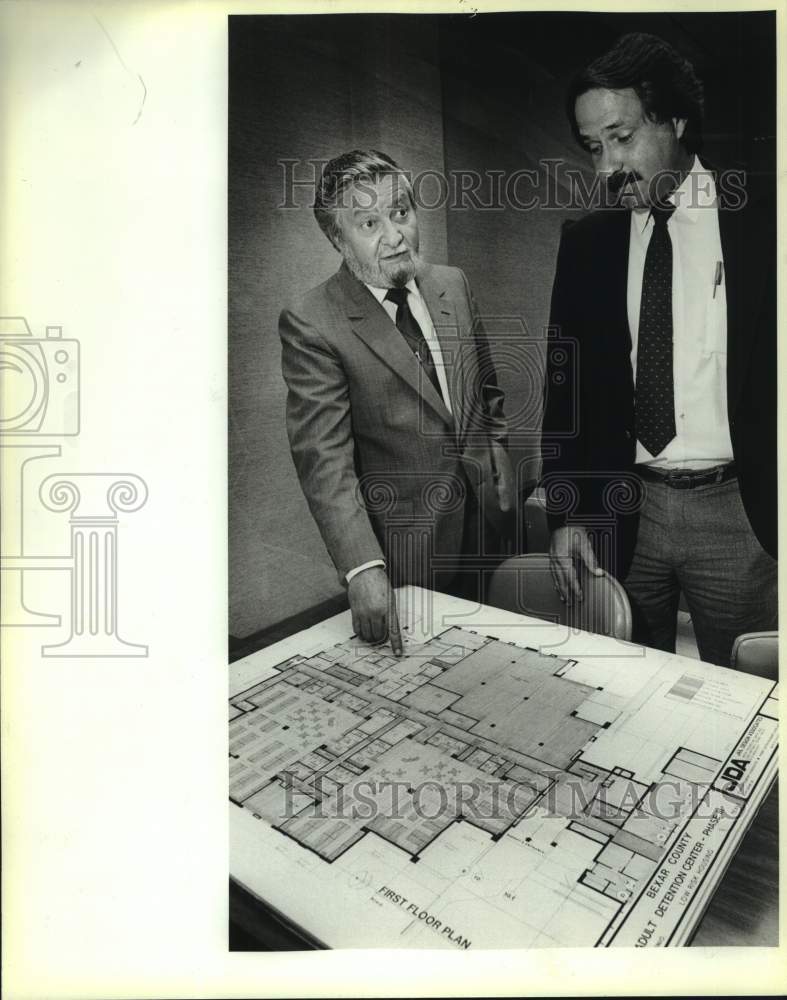 1988 Press Photo Richard De Munbrun, Tony Scarnato, dentention facility plans- Historic Images