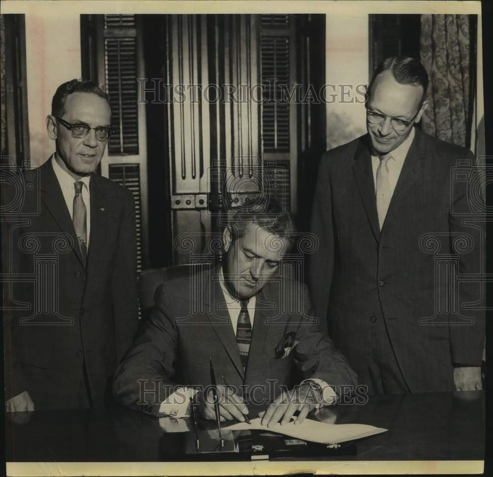 Press Photo Texas governor John Connally signs document - sas18629- Historic Images