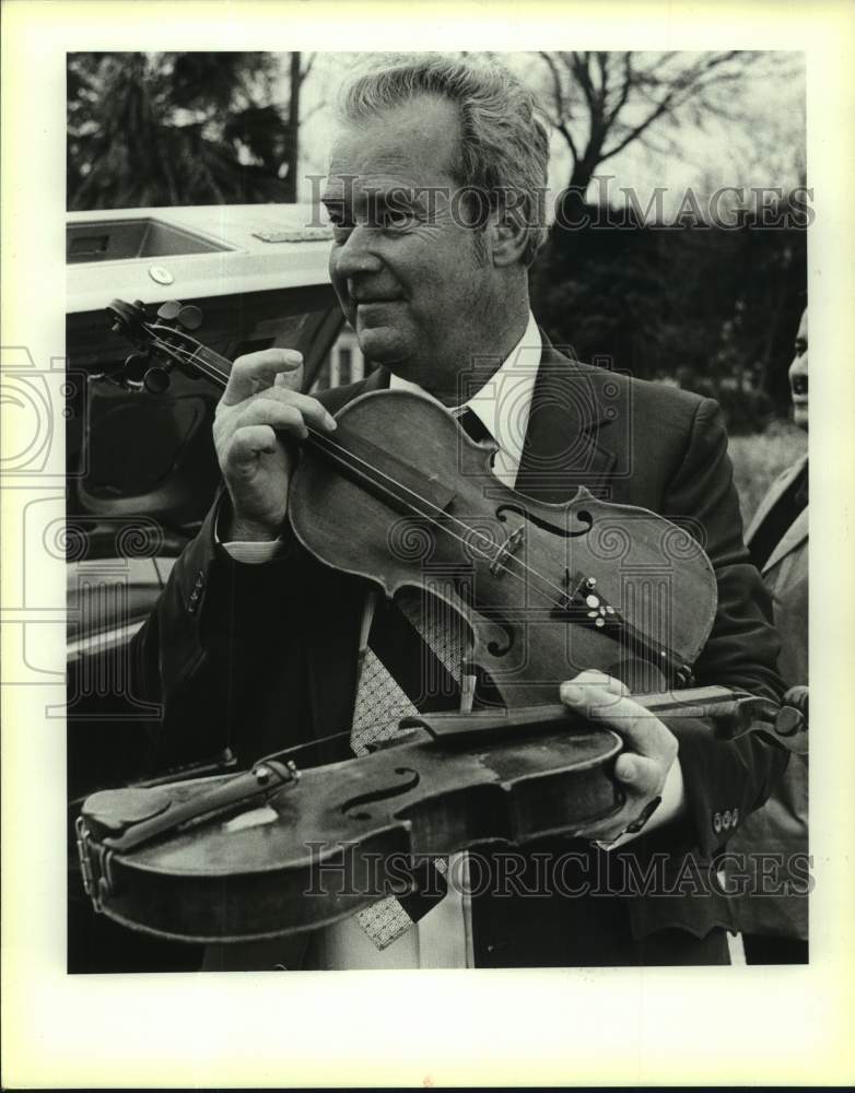 1987 Press Photo Sheriff Harlan Copeland holds a valuable violin - sas18682- Historic Images