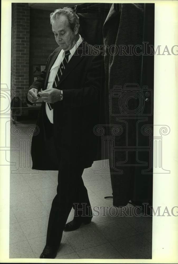 1988 Press Photo Sheriff Harlan Copeland voting at Colonies North Elementary- Historic Images