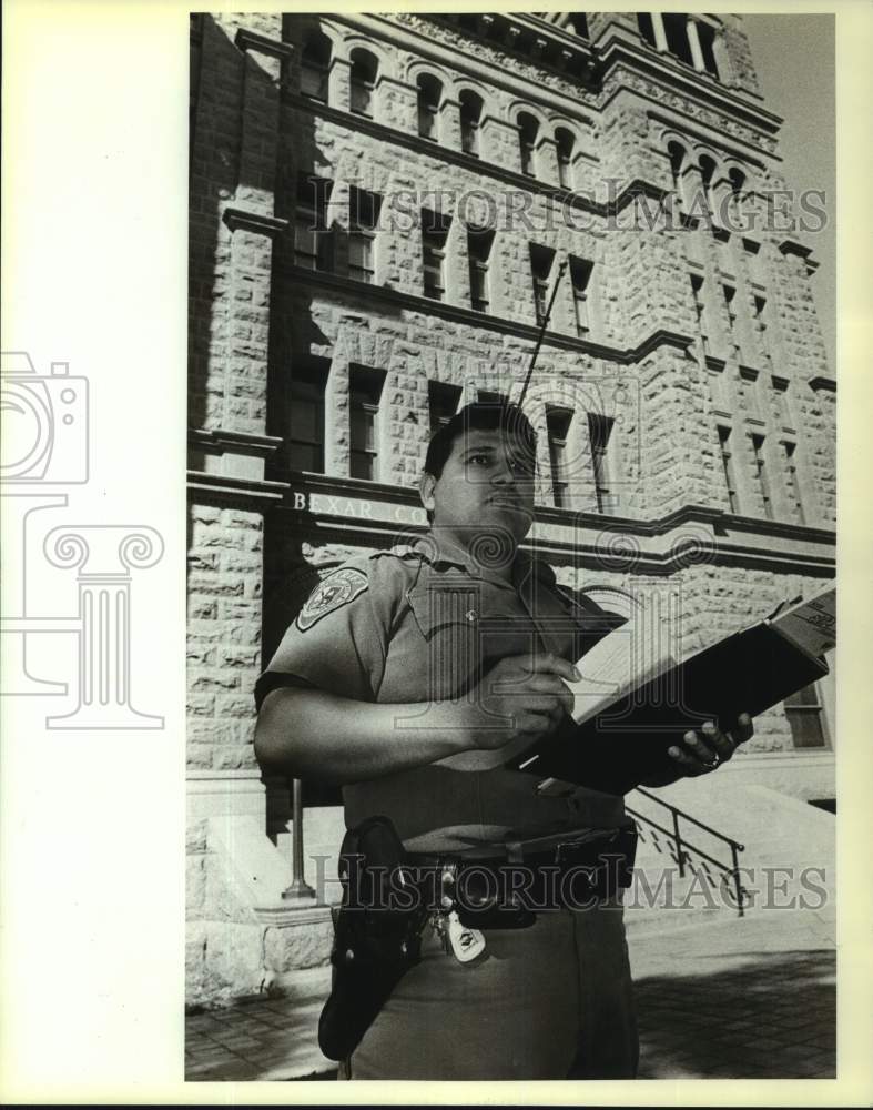 1989 Press Photo Bailiff and poet Larry Contreras - sas18700- Historic Images