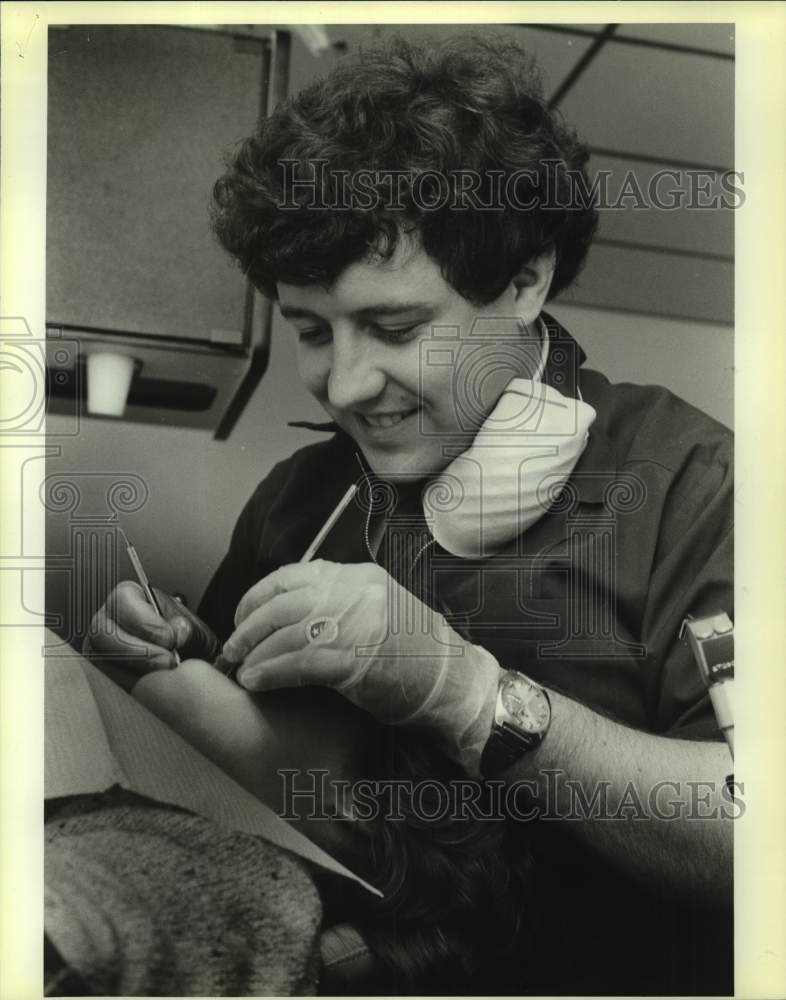 1985 Press Photo Dentist Dr. John Covert - sas18707- Historic Images