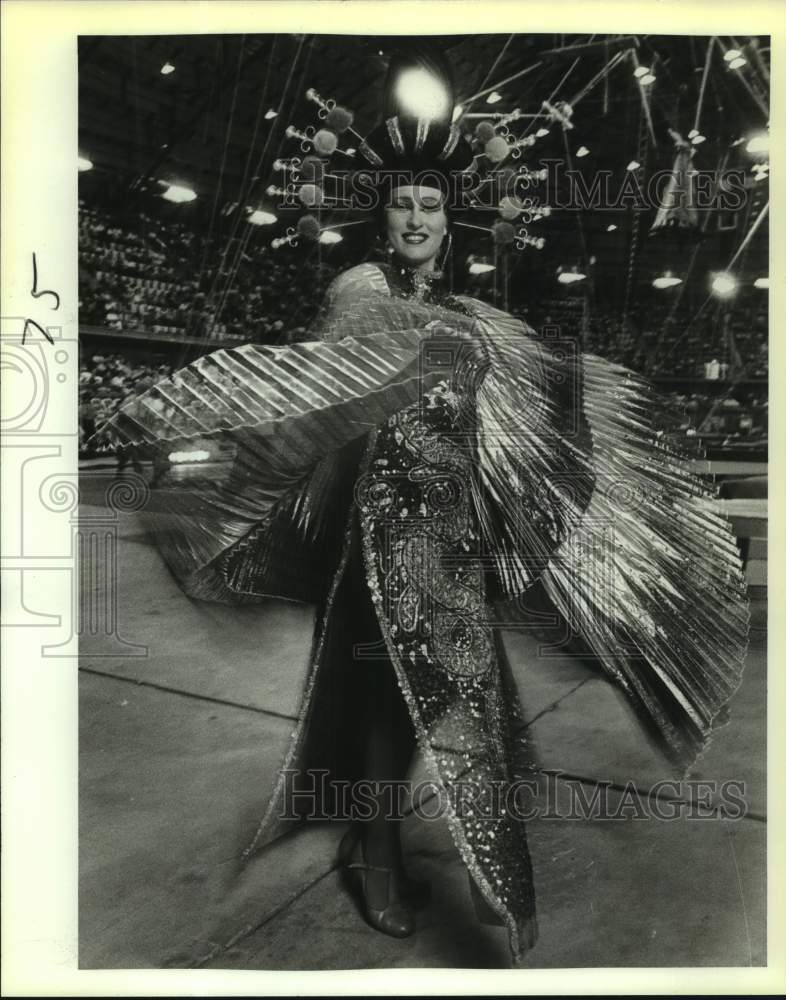 1987 Press Photo Claire Cooper of San Antonio in circus regalia - sas18740- Historic Images