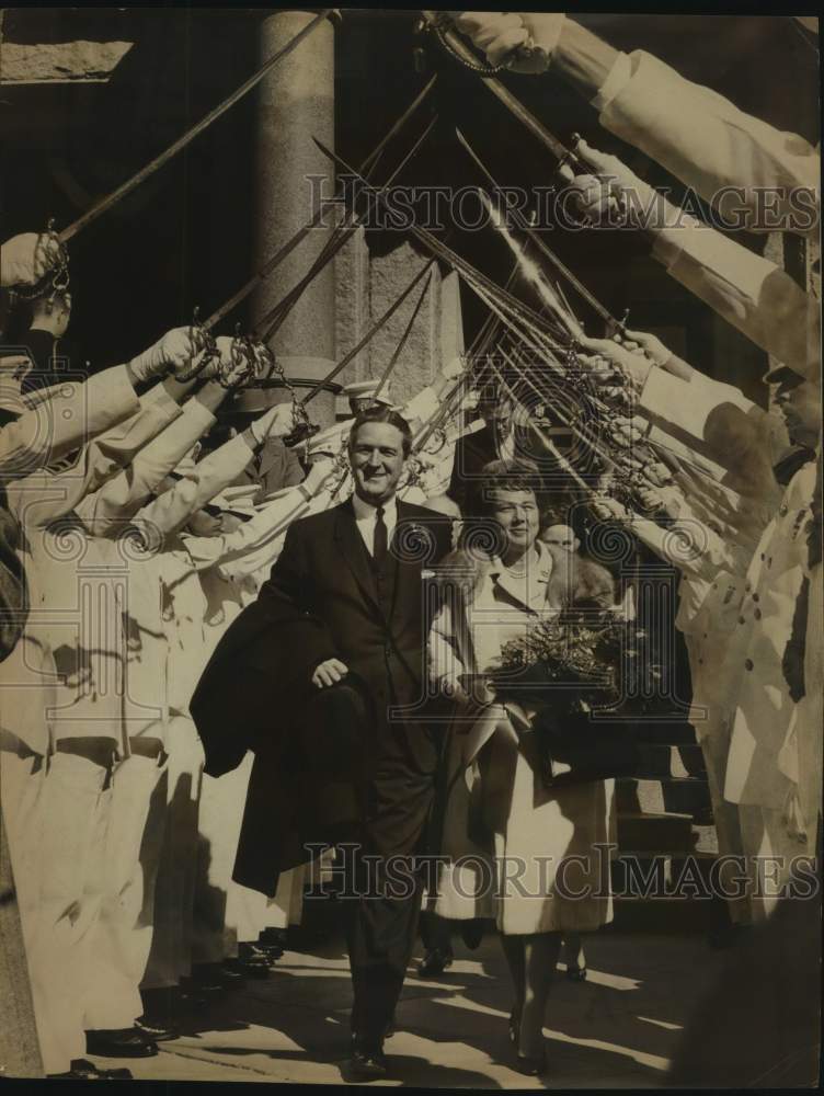 Press Photo A couple walk under of tunnel of swords - sas18776- Historic Images