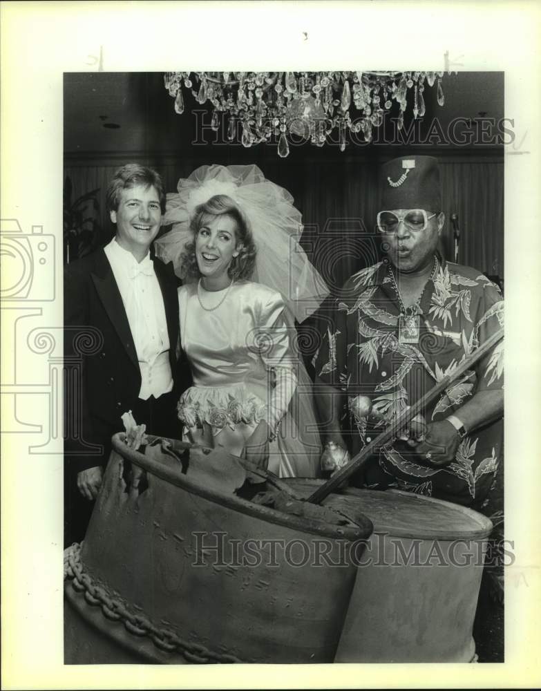 1986 Press Photo Dr. William &amp; Elizabeth Decker &amp; Bongo Joe, The Argyle- Historic Images