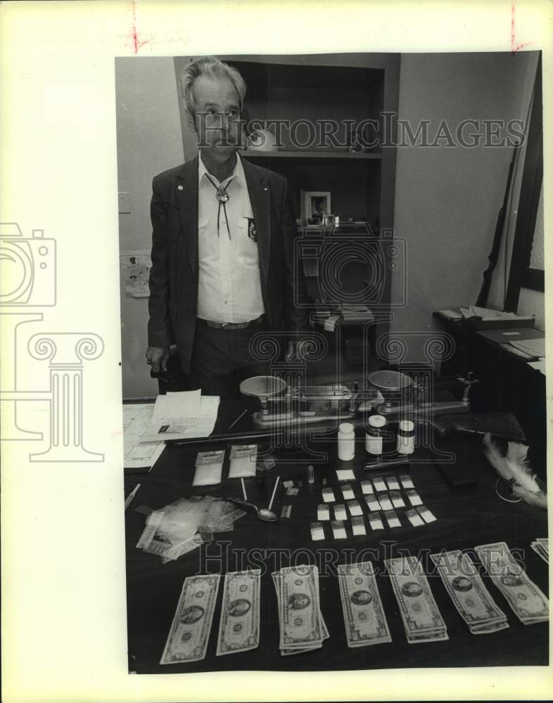 1985 Press Photo Sheriff Harlon Copeland in Sheriff&#39;s Office after Drug Bust- Historic Images