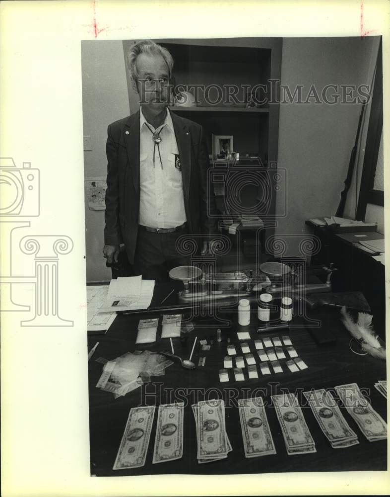 1985 Press Photo Sheriff Harlon Copeland in Sheriff's Office after Drug Bust- Historic Images