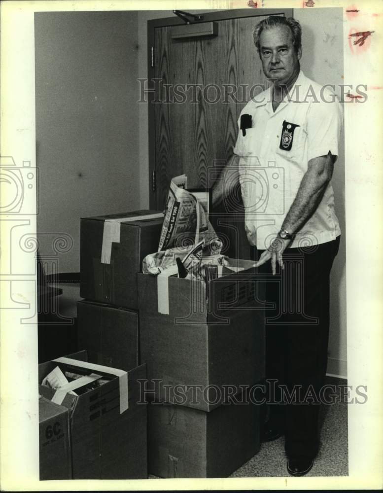 1987 Press Photo Sheriff Harlon Copeland Moves in to New Jail Office - sas18880- Historic Images