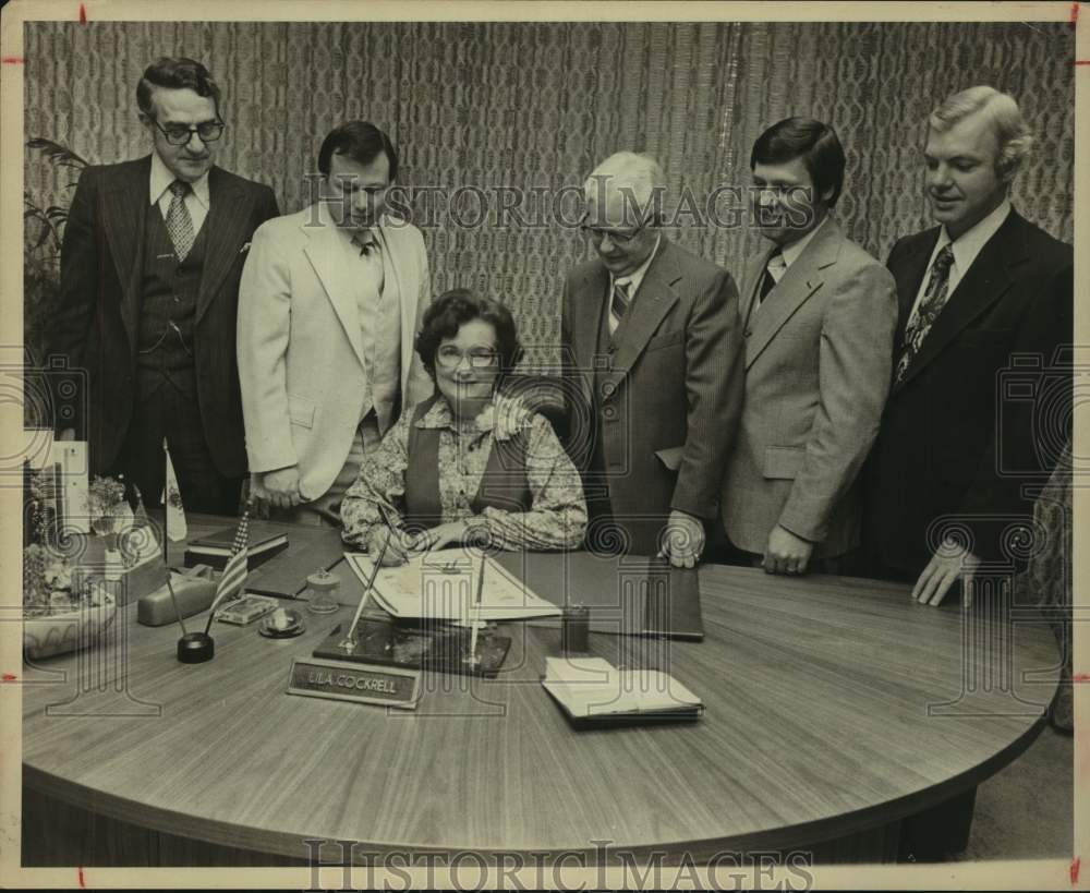 Press Photo Mayor Lila Cockrell &amp; Others, Proclamation Signing, Mayor&#39;s Office- Historic Images