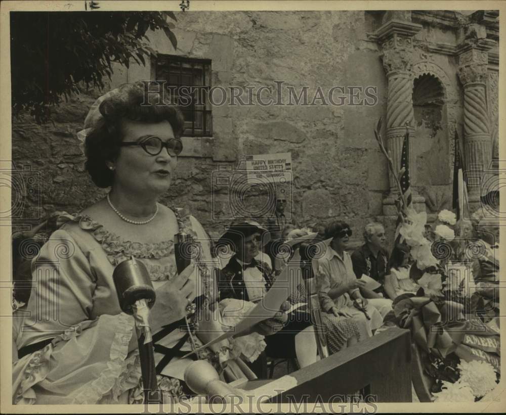 1976 Press Photo Mayor Lila Cockrell & Others, US Bicentennial, The Alamo- Historic Images