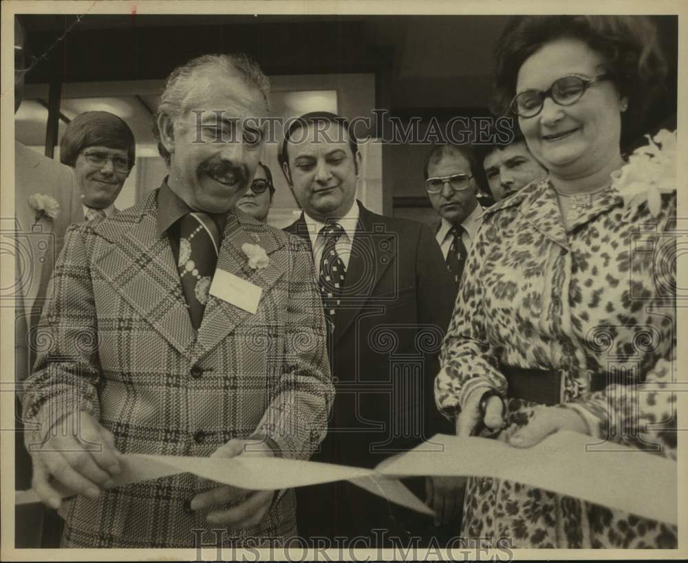 1975 Press Photo Mayor Lila Cockrell, Manuel Landez, Leo Mendoza, Ribbon Cutting- Historic Images