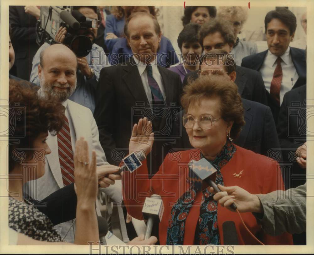 1989 Press Photo Norma Rodriguez Swears-In Mayoral Elect Lila Cockrell- Historic Images