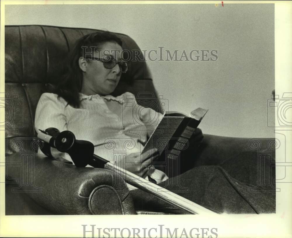 1984 Press Photo Jo Ann Coburn Lost Leg Use, Won Flu Shot Judgment - sas18934- Historic Images