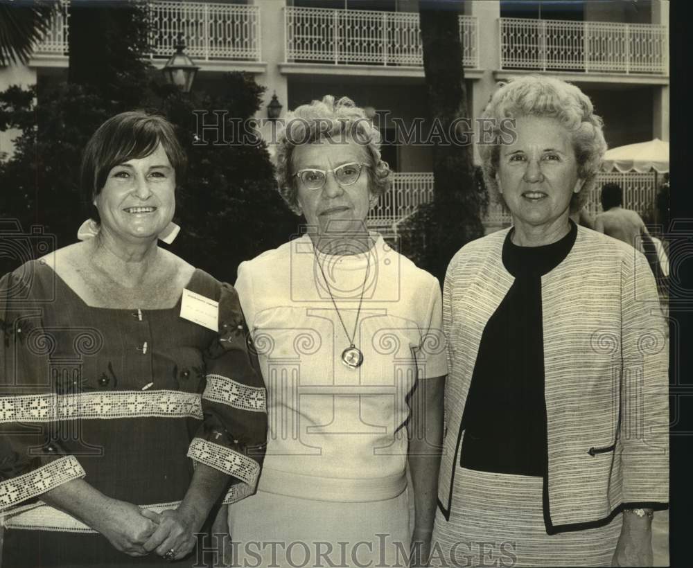 Press Photo Mrs. Jack Harmon, Mrs. Harold Urey &amp; Mrs. Mary Dalehite, Patio Club- Historic Images