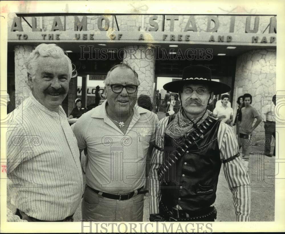 1983 Press Photo Bob Dale, Clinton Manges &amp; Pete Kotzur, Alamo Stadium- Historic Images