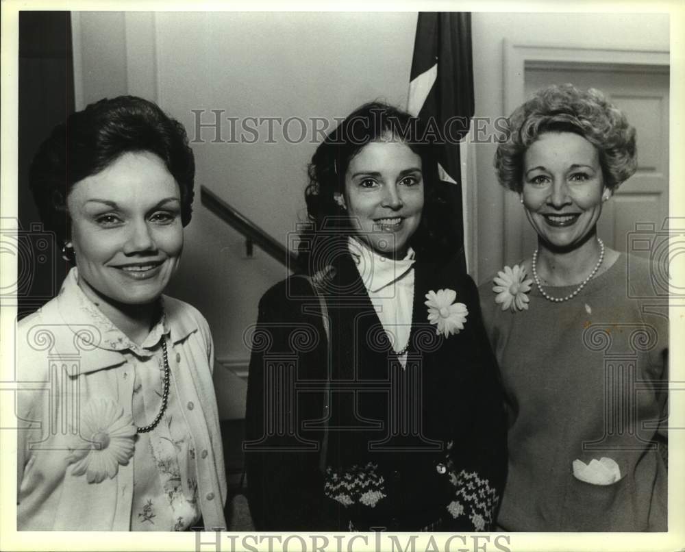 1989 Press Photo Emily Peeples, Candy Casseb &amp; Peggy Allison, Battle of Flowers- Historic Images