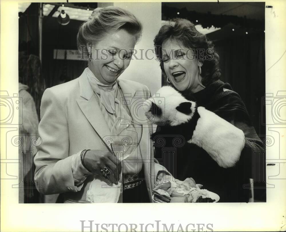 1985 Press Photo Dory Crump &amp; Pam McLaren, San Antonio Symphony Fundraiser- Historic Images