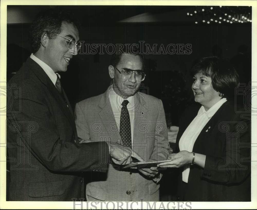 1988 Press Photo Fred W. Alvarez, Charlie Cuellar &amp; Betty Salvatierra- Historic Images