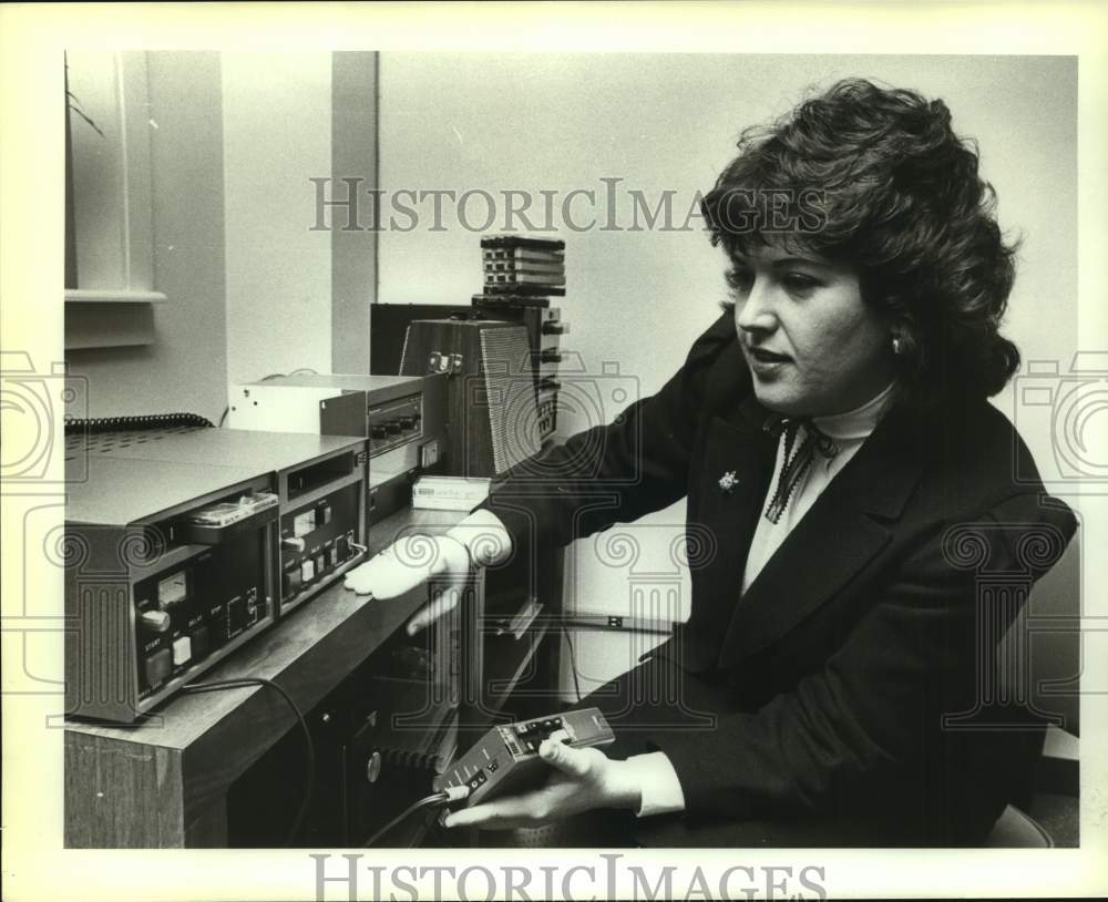 1983 Press Photo Linda Cuellar at San Antonio International Airport - sas18998- Historic Images