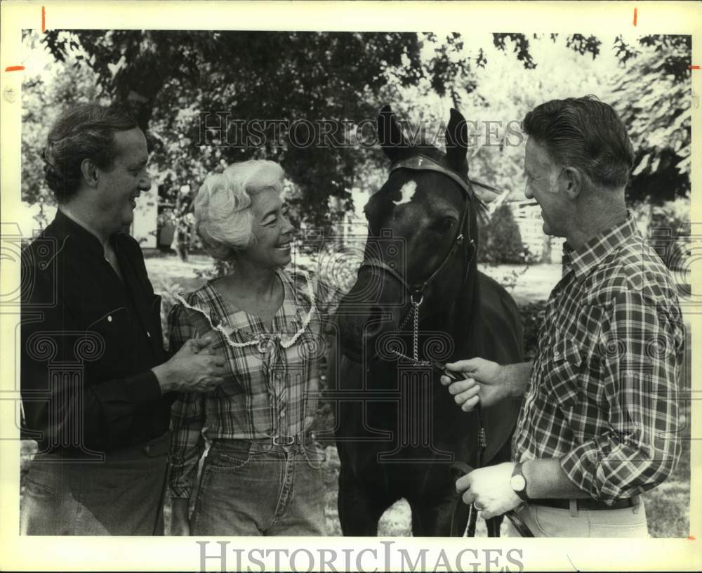 1983 Press Photo Dr. Leo Cuello, Joan Hall &amp; Colonel Alvin Hall with Horse- Historic Images