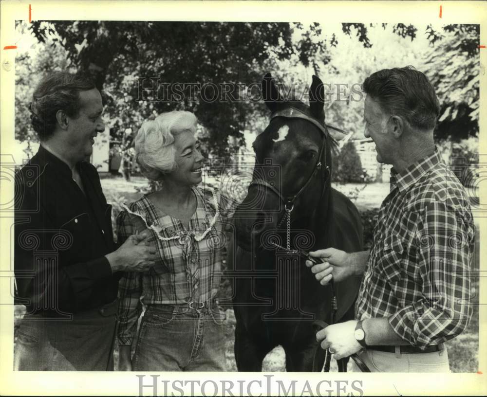 1983 Press Photo Dr. Leo Cuello, Joan Hall & Colonel Alvin Hall with Horse- Historic Images